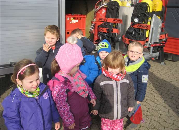 Die Kinder staunten, wie groß ein Feuerwehrfahrzeug ist und was da alles hineinpasst.