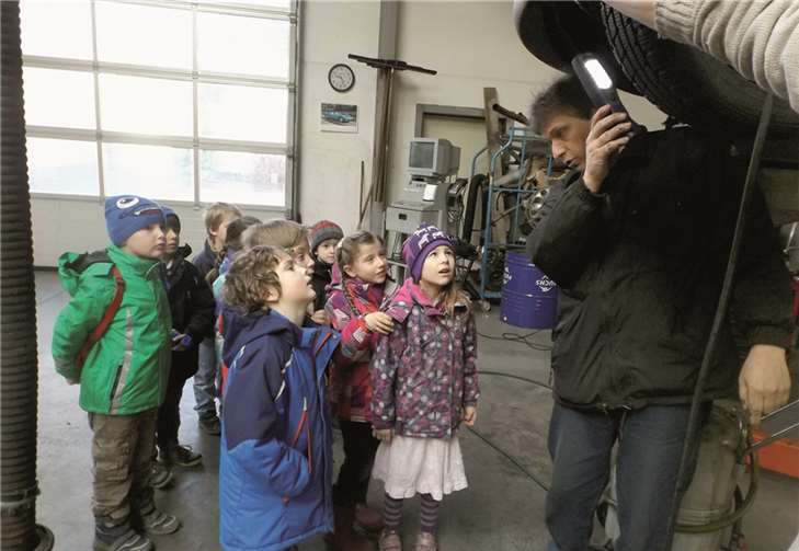 Die Kinder staunten, wie so ein Auto auf der Hebebühne aussieht. privat