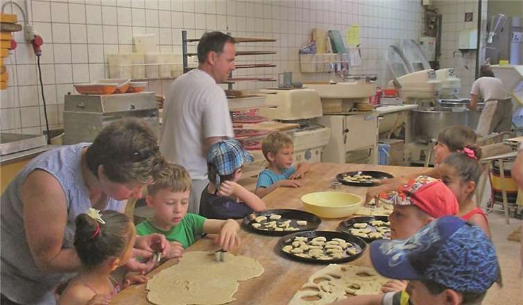 Die Kinder stechen unter Anleitung Kekse aus.privat