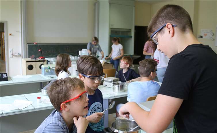 Die Kinder stellen eine Hautcreme her. Claudia Spittel