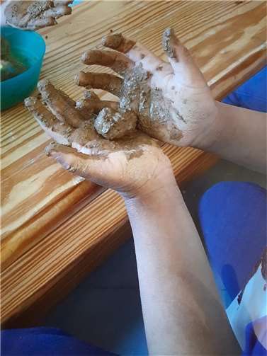 Die Kinder stellten „Bienenknödel“ her.  Foto: privat