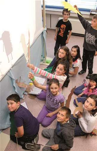 Die Kinder stellten ihre Stockpuppen und Requisiten alle selber her. Privat