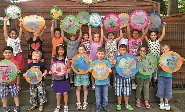 Die Kinder stellten ihre Wünsche für ein friedliches Zusammenleben im „Engel der Kulturen“ dar. privat