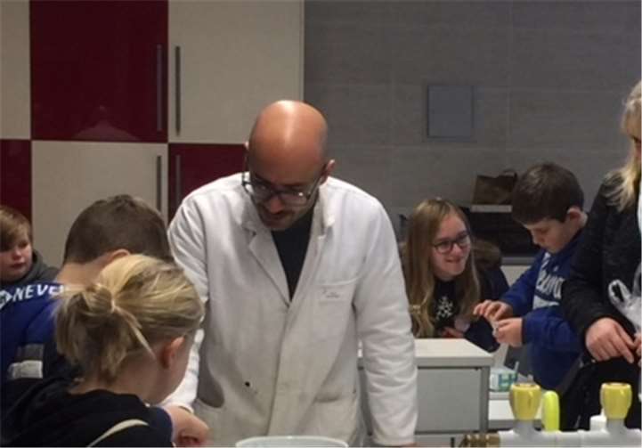 Die Kinder stellten im Chemieraum Knetmasse her. privat