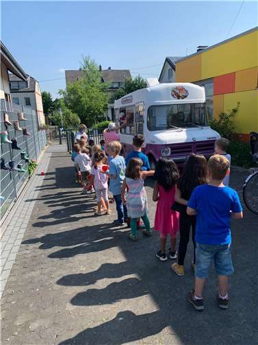 Die Kinder stellten sich brav an, um ihr Eis zu erhalten.  Foto: privat