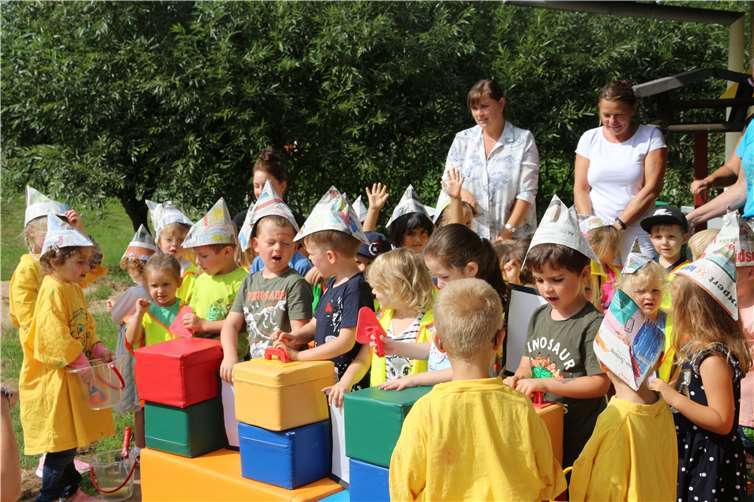 Die Kinder stimmen bei ihrem Singspiel das Baustellenlied an.