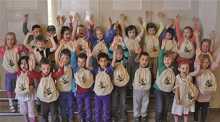 Die Kinder streckten vor Freude über den erhaltenen Bib-Fit-Führerschein die Arme in die Höhe.privat