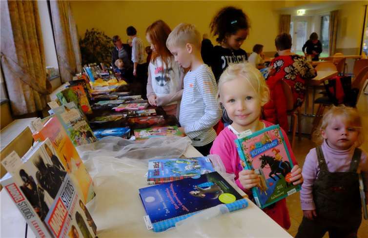Die Kinder suchten begeistert am Büchertisch nach der für sie passenden Lektüre.
