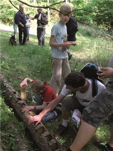 Die Kinder suchten überall, um den Cache zu finden. privat