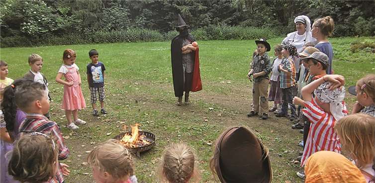 Die Kinder tanzten alle vergnügt um das Lagerfeuer herum. Privat