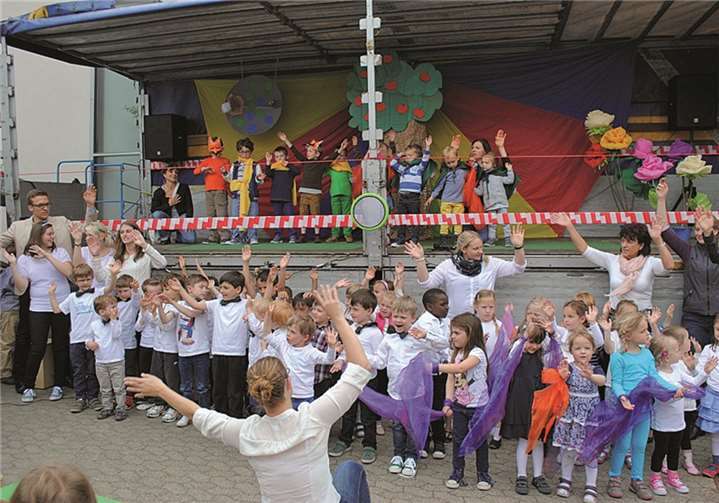 Die Kinder tanzten, trommelten und musizierten unter den stolzen Blicken der Eltern und Großeltern. privat