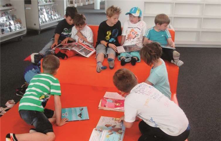Die Kinder tauschten sich über die gefundenen Bücher aus.