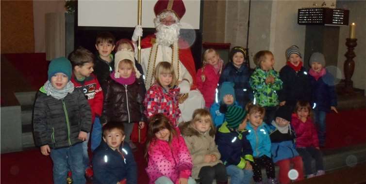Die Kinder trafen den Nikolaus und bestürmten ihn mit Fragen.Privat
