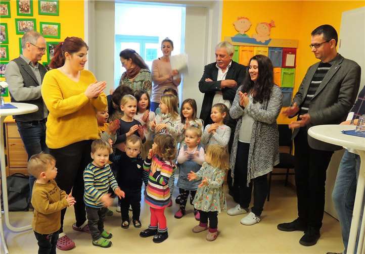 Die Kinder tragen Pfarrer Armin Sturm, dem Ortsbürgermeister von Fachbach, Dieter Görg und dem Ortsbürgermeister von Nievern, Lutz Zaun gemeinsam mit den Erzieherinnen Lieder vor.