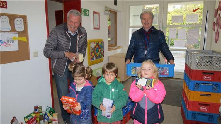 Die Kinder tragen die mitgebrachten Lebensmittel der Kita St. Viktor.Foto: Kath. Kindertagesstätte St. Viktor