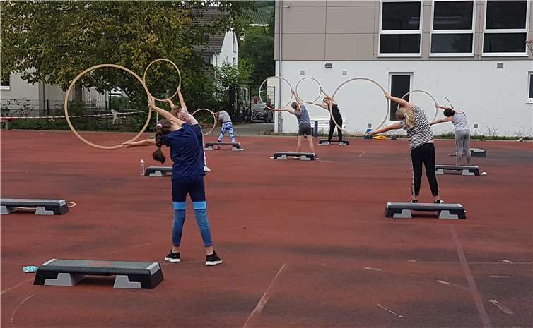 Die Kinder treffen sich draußen zum Turnen.Fotos: TV06