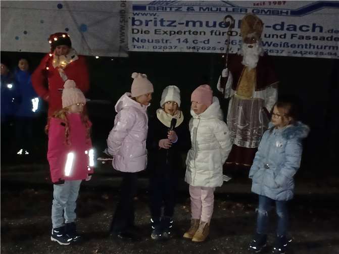 Nikolaus erfreute die Kinder Die Kinder trugen Gedichte und Lieder vor.