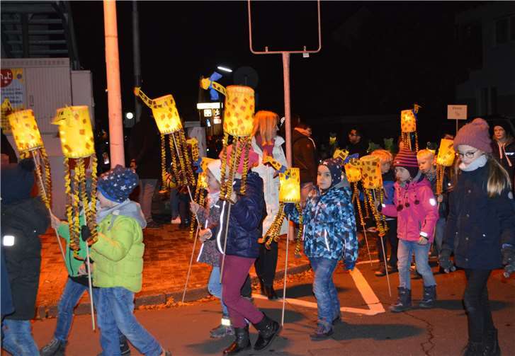 Die Kinder trugen stolz ihre Laternen durch den Ort.