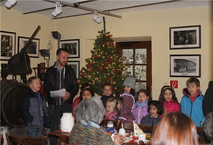 Die Kinder trugen zu Freude der Damen ein Weihnachtslied vor. Privat
