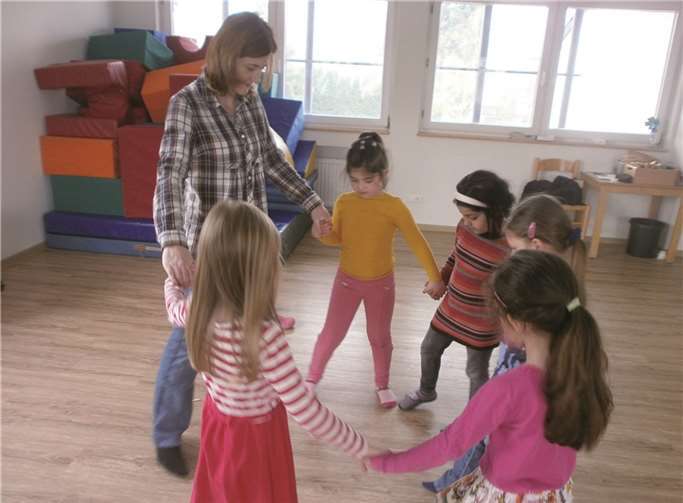 Die Kinder üben fleißig den traditionellen serbischen Tanz ein. privat