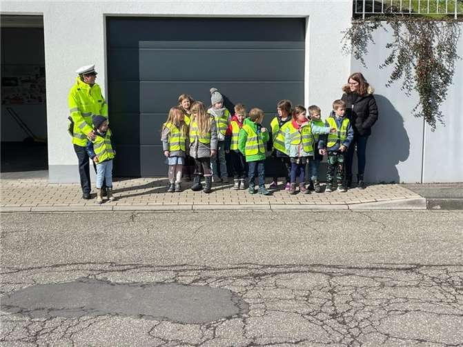Die Kinder üben im Straßenverkehr.