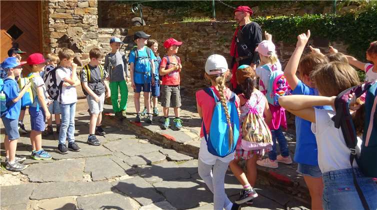 Die Kinder überfielen Ritter Ansgar von Portas im Burghof mit Fragen und eigenem Wissen.Foto: