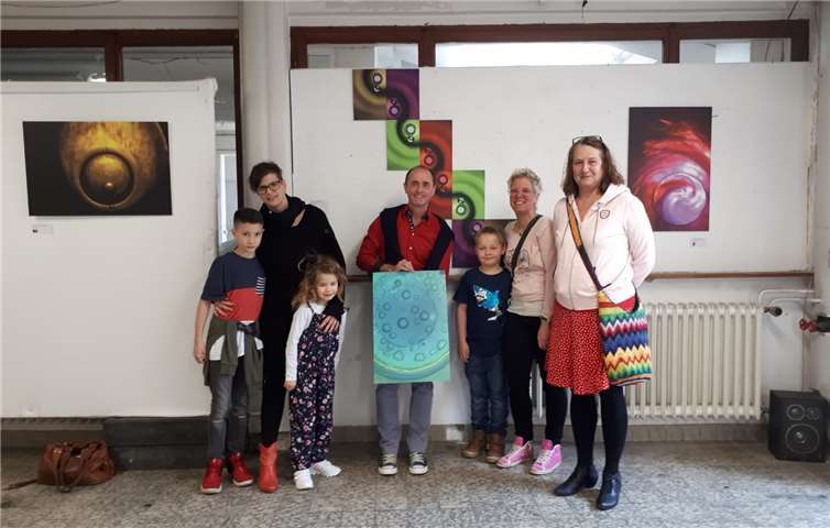 Die Kinder übergaben ihr Lichtbild an Nikolaus Wilhelmy. Foto: privat