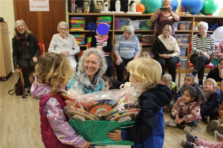Die Kinder überreichten ein liebevoll vorbereitetes Geschenk mit selbstgebastelten Osterschmuck für alle Seniorinnen und Senioren.