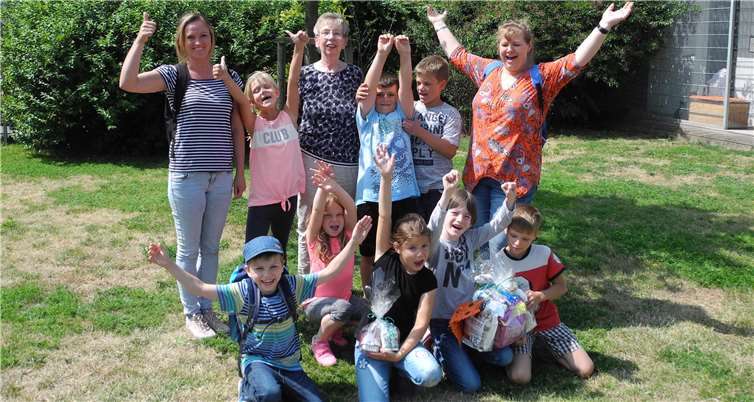 Die Kinder überreichten zum Ende sogar noch eine Futterspende. Foto: Tierheim Andernach