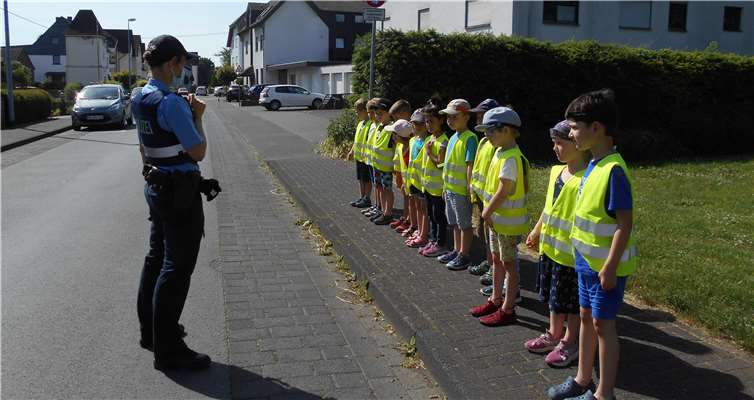 Die Kinder übten die sichere Überquerung der Straße. Foto: privat