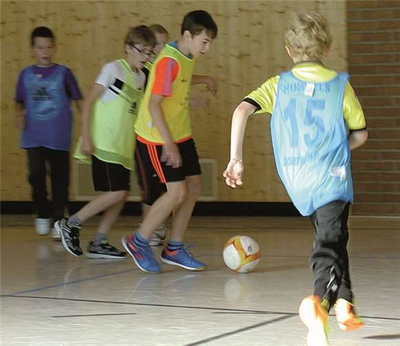 Die Kinder übten, wie man geschickt mit dem Ball dribbelt.