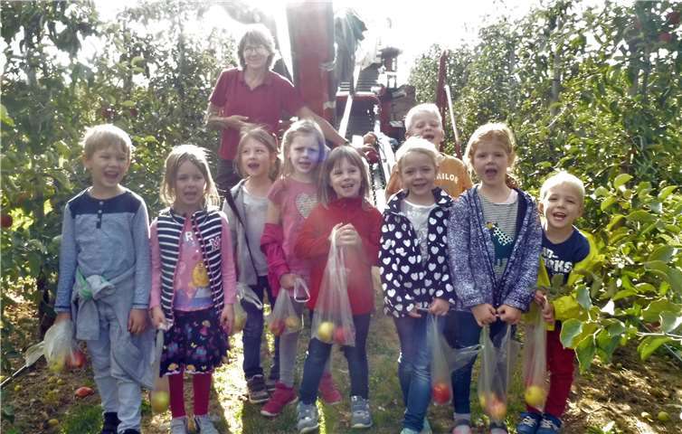 Die Kinder und Beate Pute-Nolden mit der Erntemaschine. privat