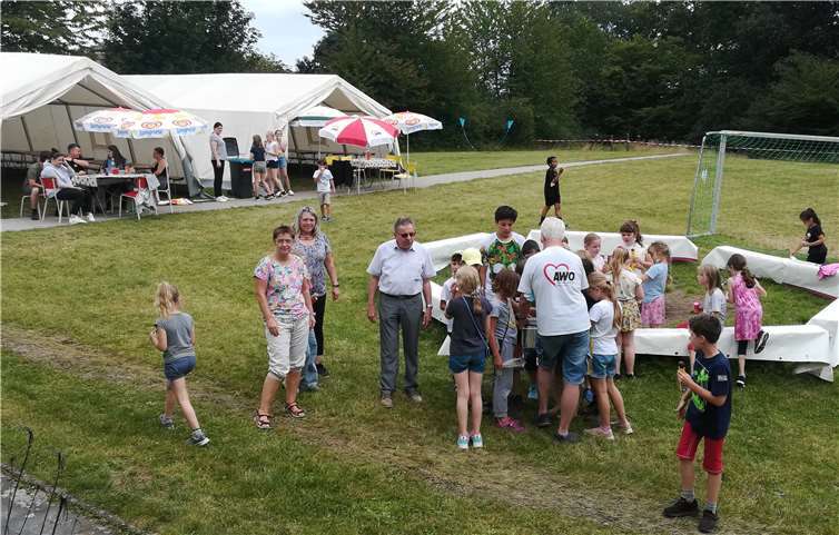 Die Kinder und Betreuer*innen des AWO-Kinderferienlagers freuten sich über den Besuch von Bürgermeister ornbusch.Foto: Yvonne Vehar / Stadtverwaltung Lahnstein