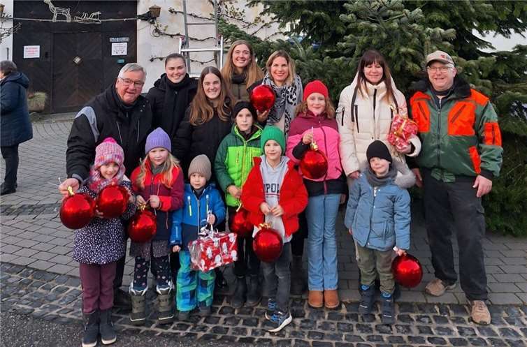 Die Kinder und Eltern hatten Freude beim Baumschmücken.  Foto: Andrea Wittkopf