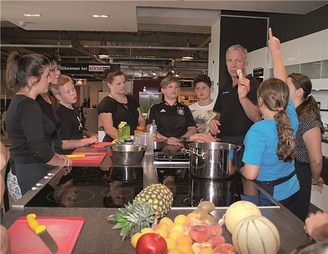 Die Kinder und Eltern waren mit Begeisterung in der Küche unterwegs. Fragen wurden von Rainer Pappert direkt beantwortet.