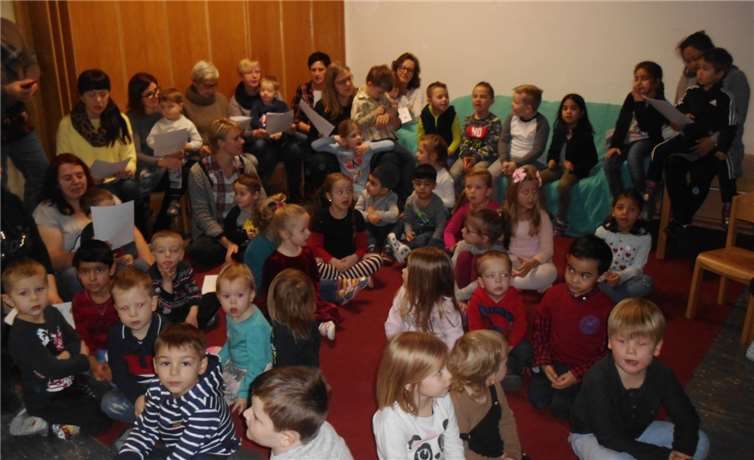 Die Kinder und Erzieher beim adventlichen Singen.Privat