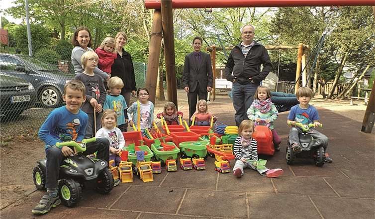 Die Kinder und Erzieher freuten sich über die neuen Eimer, Schaufeln und Monstertrucks.privat