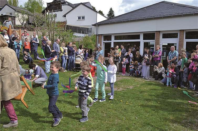 Die Kinder und Erzieher zogen mit bunten Fahnen und Tüchern ein, um die Gäste zu begrüßen.