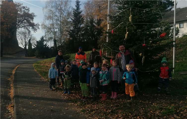 Die Kinder und Erzieher/innen der KITA „Pusteblume“ in Ockenfels haben den traditionellen Weihnachtsbaum geschmückt.Foto: privat