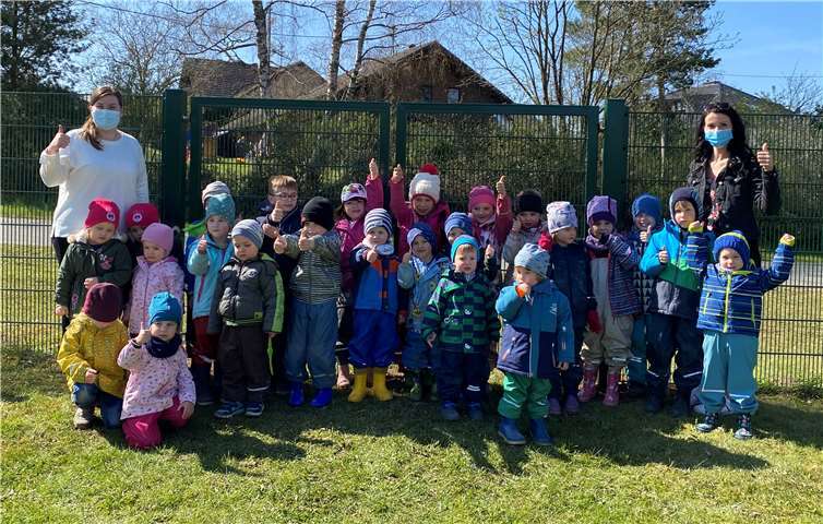 Die Kinder und Erzieherinnen der Kita Kinderland in Barweiler freuen sich über die neue Zaunanlage. Fotos: privat