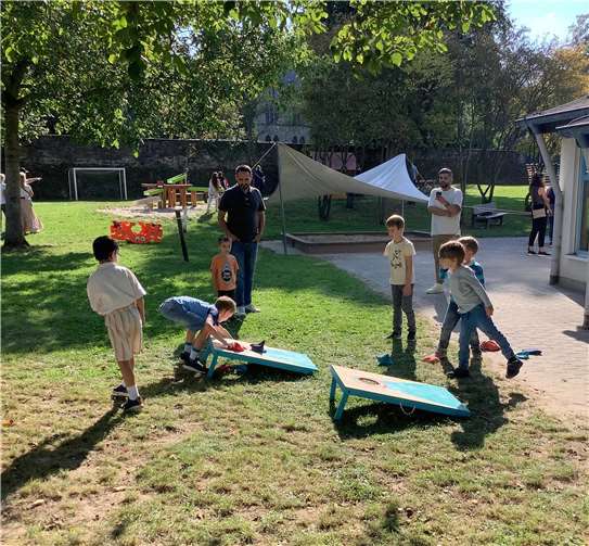 Die Kinder und Familien hatten die Möglichkeit, Räume und Materialien zu erkunden, an einem bunten Programm mit unterschiedlichen Stationen teilzunehmen oder bei einer leckeren Waffel die Einrichtung auf sich wirken zu lassen. Foto: Stadtverwaltung Sinzig