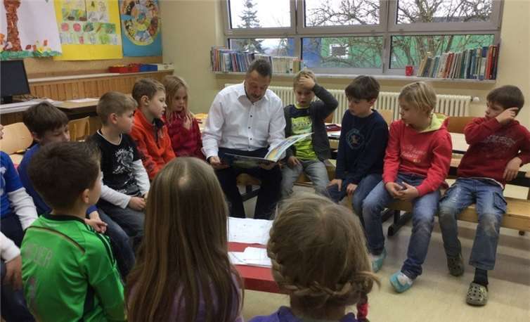 Die Kinder und Herr Breithausen hatten beim Vorlesen sichtlich Spaß.Privat