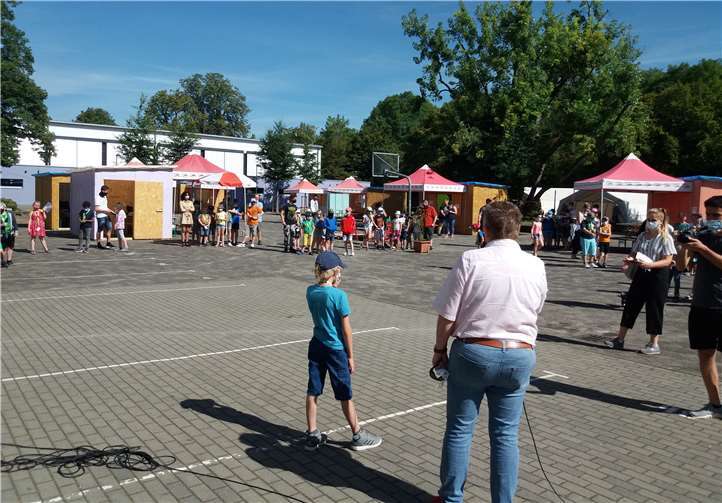 Die Kinder- und Jugendfreizeit „Schängelheim“ auf dem Schulhof der Goethe-Schule in Lützel.Foto: HH