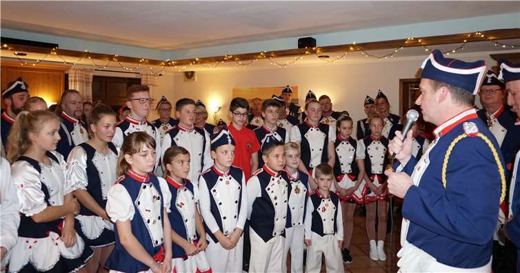 Die Kinder- und Jugendgarde trat als erste an, um den neuen Sessionsorden in Empfang zu nehmen. privat