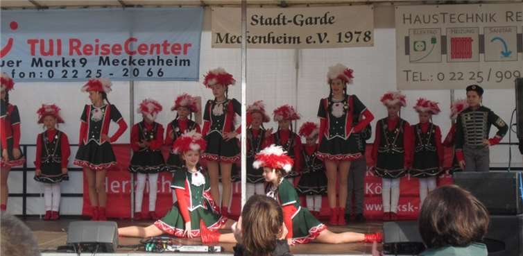 Die Kinder- und Jugendgruppe der Stadt-Gardeeröffnete mit ihren Tänzen den Jeckentreff auf dem Merler Dorfplatz. Fotos: Privat