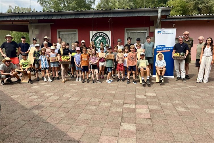 Die Kinder und Jugendlichen, Betreuer, Helfer und Unterstützer der Outdoorwoche vor dem Angelclub „Allesfresser“ in Nickenich.