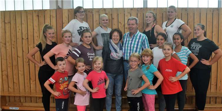 Die Kinder- und Jugendlichen der Gro-Rhei-Ka Prinzengarde freuen sich über die Unterstützung von Trudi und Karl-Heinz Joisten. EICH