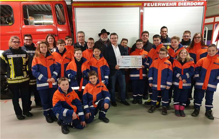 Die Kinder und Jugendlichen der Jugendfeuerwehr Dierdorf staunten nicht schlecht, als sie den Spendencheck über 1.000 Euro sahen.Foto: privat