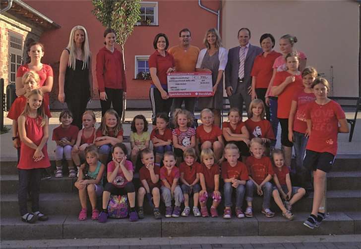 Die Kinder und Jugendlichen der Karnevalsvereine freuten sich über die großzügige Spende der Kreissparkasse.privat