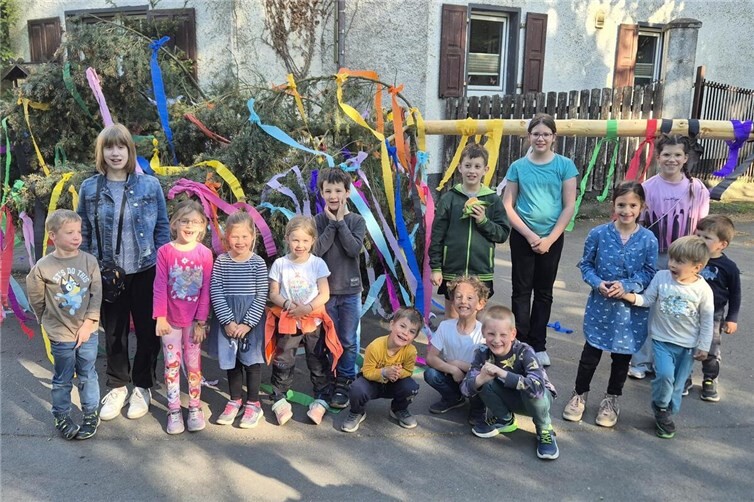 Die Kinder und Jugendlichen des Dorfes schmückten den Baum.